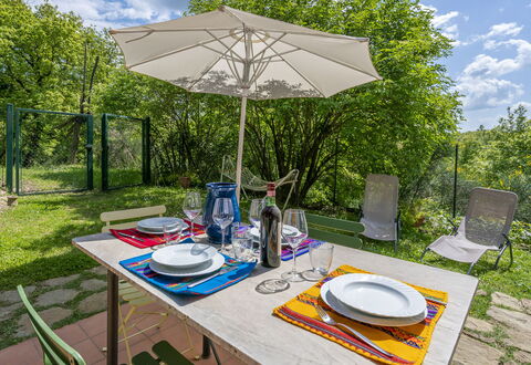 Casa Bosco D'arte Holiday Home , Greve In Chianti,: Mesa, Planta, Nube, Propiedad, Mueble, Vajilla, Cielo, Mesa Al Aire Libre, Silla, Árbol