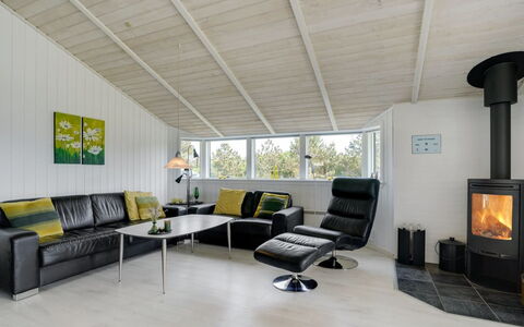 Thove - 600M from the Sea: Diseño De Interiores, Mueble, Piso, Sofá, Techo, Suelo, Madera, Sala, Lámpara, Habitación