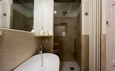 Casa Del Borgo: Marrón, Grifo, Arreglo De Tubería, Lavabo, Propiedad, Lavabo Del Baño, Baño, Espejo, Encendiendo, Arquitectura