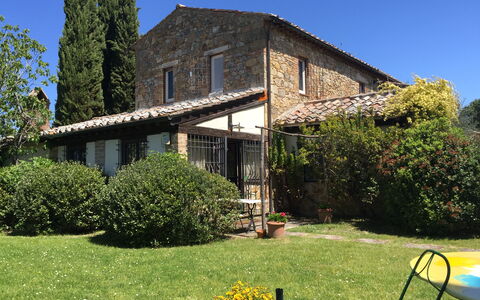 Villa Fulvia: Planta, Cielo, Edificio, Ventana, Botánica, Árbol, El Terreno Del Lote, Casa, Hierba, Cabaña