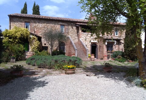 Villa Fulvia: Planta, Cielo, Ventana, Nube, Edificio, Árbol, Casa, Superficie De La Carretera, Barrio Residencial, Cabaña