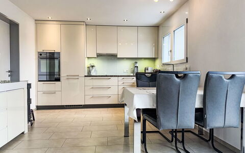 Luxenweid: Mueble, Diseño De Interiores, Piso, Suelo, Madera, Cocina, Mostrador, Silla, Techo, Gabinetes