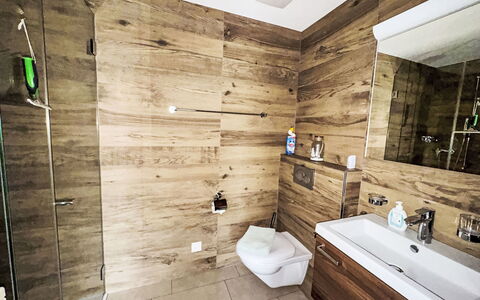 Luxenweid: Piso, Madera, Suelo, Diseño De Interiores, Arreglo De Tubería, Material Compuesto, Plomería, Baño, Habitación, Lavabo