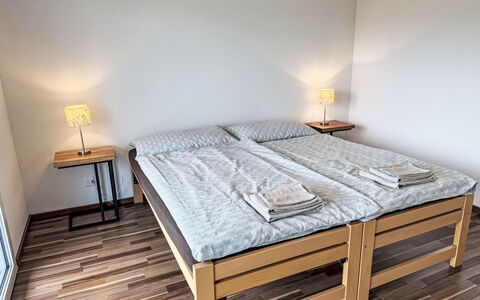 Luxenweid: Cama, Suelo, Habitación, Piso, Lecho, Sábana, Diseño De Interiores, Madera, Mueble, Suelos De Madera