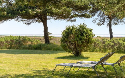 Lycka - 3Km from the Sea: Techo, Casa, El Terreno Del Lote, Casa, Cabaña, Inmuebles, Edificios Del Jardín, Sombra, Cuarto De Troncos, Paisajismo