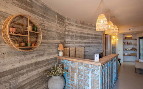 San Lorenzo al Mare 654: Madera, Encendiendo, Diseño De Interiores, Edificio, Arquitectura, Suelo, Pared, Sala, Piso, Mesa