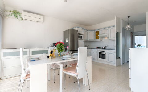 Le Beaupré: Mesa, Mueble, Silla, Gabinetes, Diseño De Interiores, Piso, Suelo, Edificio, Cocina