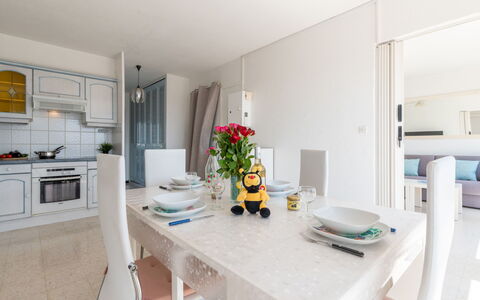Le Beaupré: Mesa, Flor, Propiedad, Planta, Naranja, Diseño De Interiores, Escritorio, Suelo, Aparato De Cocina
