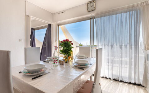 Le Beaupré: Mueble, Propiedad, Edificio, Comodidad, Azur, Cortina, Flor, Planta De Casa, Planta, Gabinetes