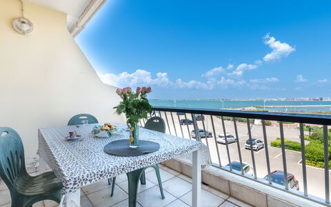 Le Beaupré: Mesa, Cielo, Nube, Tiempo De Día, Propiedad, Mueble, Agua, Flor, Azul, Azur