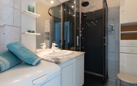 Le Beaupré: Espejo, Grifo, Arreglo De Tubería, Propiedad, Mueble De Baño, Lavabo, Gabinetes, Lavabo Del Baño, Edificio, Baño