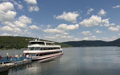Familie Zinser mit Gartensauna: Agua, Nube, Cielo, Barco, Arquitectura Naval, Vehículo, Watercraft, Lago, Árbol