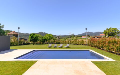 Douro Escape: Agua, Cielo, Edificio, Planta, Propiedad, Piscina, Azur, Árbol, Ventana, Casa