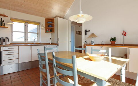 Nille - 100M from the Sea: Mueble, Diseño De Interiores, Piso, Suelo, Lámpara, Madera, Techo, Cocina, Mostrador, Gabinetes