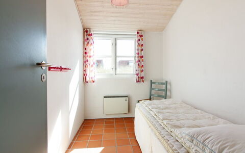 Nille - 100M from the Sea: Pared, Piso, Madera, Suelo, Diseño De Interiores, Techo, Habitación, Habitación, Cama, Mueble