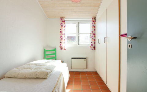 Nille - 100M from the Sea: Pared, Piso, Suelo, Diseño De Interiores, Madera, Habitación, Techo, Cama, Mueble, Habitación