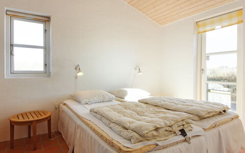 Nille - 100M from the Sea: Madera, Habitación, Suelo, Piso, Mueble, Cama, Sábana, Diseño De Interiores, Techo, Lecho