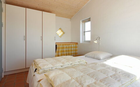 Nille - 100M from the Sea: Pared, Diseño De Interiores, Madera, Techo, Habitación, Suelo, Cama, Piso, Mueble, Habitación