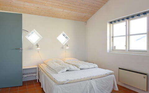 Nille - 100M from the Sea: Diseño De Interiores, Pared, Mueble, Suelo, Piso, Cama, Habitación, Techo, Madera, Habitación