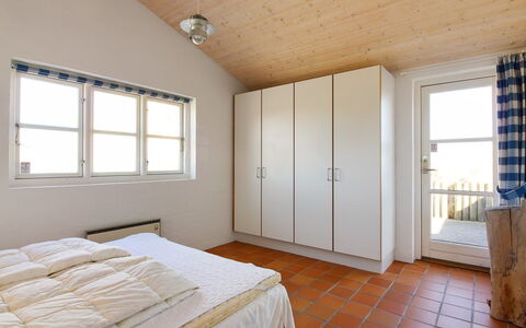 Nille - 100M from the Sea: Diseño De Interiores, Pared, Piso, Suelo, Mueble, Madera, Techo, Cama, Habitación, Habitación