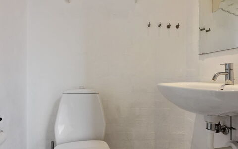 Nille - 100M from the Sea: Baño, Asiento Del Baño, Arreglo De Tubería, Pared, Baño, Lavabo Del Baño, Piso, Suelo, Blanco, Diseño De Interiores