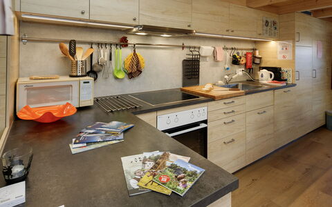 Brienzwiler 125: Cocina, Mostrador, Aparato De Cocina, Mueble, Piso, Madera, Diseño De Interiores, Gabinetes, Electrodoméstico, Fregadero