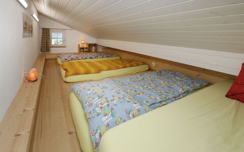 Brienzwiler 125: Madera, Diseño De Interiores, Techo, Mueble, Habitación, Suelo, Cama, Piso, Casa, Ático