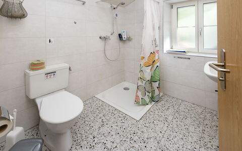 Brienzwiler 125: Baño, Arreglo De Tubería, Piso, Suelo, Diseño De Interiores, Baño, Asiento Del Baño, Plomería, Grifo, Lavabo