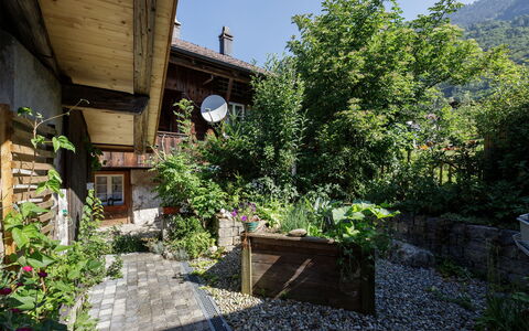 Brienzwiler 125: Arbusto, Jardín, Cobertura Del Suelo, Cabaña, Primavera, Losa, Patio Interior, Maceta, Paisajismo