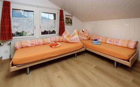 Brienzwiler 125: Mueble, Diseño De Interiores, Madera, Piso, Habitación, Suelo, Sofá, Techo, Departamento, Sala
