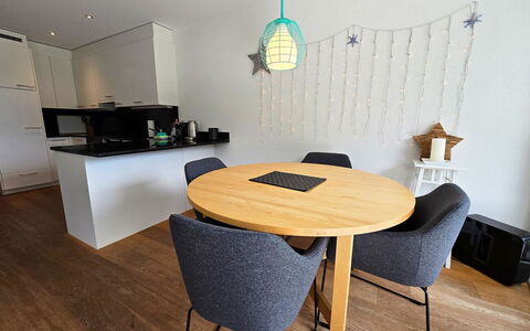 Sonnenbergweg 5: Mueble, Diseño De Interiores, Piso, Silla, Suelo, Madera, Mesa, Cocina Y Comedor Mesa, Habitación, Encendiendo