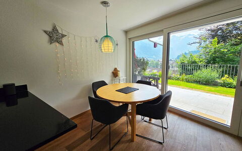 Sonnenbergweg 5: Mueble, Diseño De Interiores, Piso, Suelo, Madera, Silla, Mesa, Techo, Cocina Y Comedor Mesa, Suelos De Madera