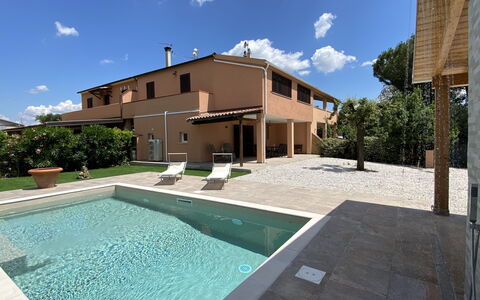 Tuscania: Cielo, Edificio, Agua, Nube, Planta, Tiempo De Día, Propiedad, Azur, Piscina, Encendiendo
