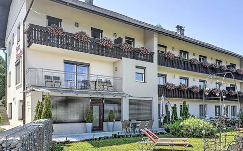 Velden am Wörthersee 37: Balcón, Inmuebles, Yarda, Villa, Hotel, Patio, Casa De Campo, Porche