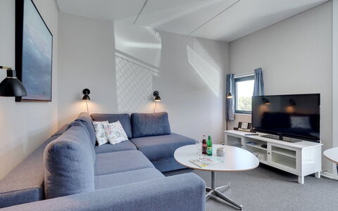 Marinus - 100M from the Sea: Diseño De Interiores, Mueble, Piso, Sofá, Suelo, Techo, Sala, Encendiendo, Habitación