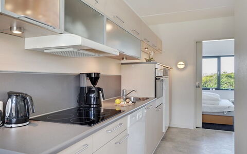 Marinus - 100M from the Sea: Cocina, Mostrador, Diseño De Interiores, Aparato De Cocina, Electrodoméstico, Piso, Mueble, Gabinetes, Techo, Suelo