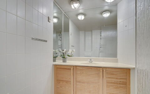 Marinus - 100M from the Sea: Diseño De Interiores, Piso, Pared, Mueble De Baño, Gabinetes, Arreglo De Tubería, Mostrador, Suelo, Lavabo Del Baño, Baño