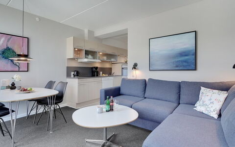Marinus - 100M from the Sea: Mueble, Diseño De Interiores, Sofá, Suelo, Piso, Sala, Departamento, Techo, Mesa, Mesa De Café