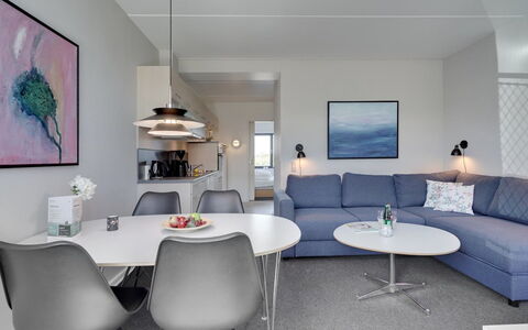 Marinus - 100M from the Sea: Mueble, Diseño De Interiores, Piso, Sofá, Suelo, Techo, Sala, Mesa, Departamento