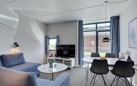 Marinus - 100M from the Sea: Mueble, Silla, Departamento, Techo, Cocina Y Comedor Mesa, Mesa De Café, Escritorio, Aluminio, Sala, La Luz Del Día