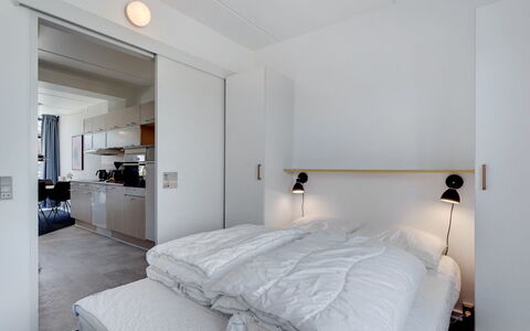 Marinus - 100M from the Sea: Diseño De Interiores, Techo, Habitación, Mueble, Cama, Piso, Suelo, Habitación, Departamento, Marco De La Cama