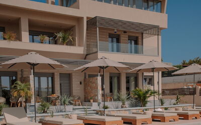 Karteros 2: Edificio, Rueda, Planta, Coche, Vehículo, Ventana, Condominio, Diseño Urbano, Barrio Residencial