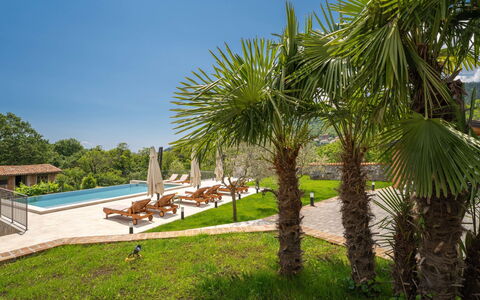 Mila: Agua, Planta, Edificio, Tiempo De Día, Propiedad, Piscina, Ventana, Cielo, Azur, Naturaleza