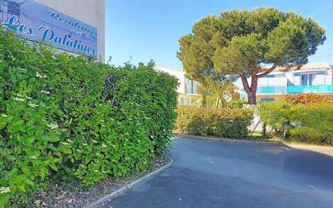 Les Palatines: Mueble, Mar, Silla, Sombra, Balcón, Mueble Para Exteriores, Eco Hotel, Costa, Cubierta, Manchas De Madera