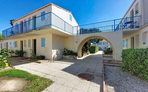 Les Palatines: Mueble, Mar, Silla, Sombra, Balcón, Mueble Para Exteriores, Eco Hotel, Costa, Cubierta, Manchas De Madera