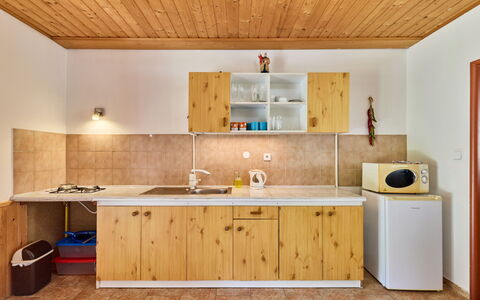 Desná V Jizerských Horách 407: Madera, Piso, Diseño De Interiores, Gabinetes, Techo, Cocina, Suelo, Mueble, Mostrador, Habitación
