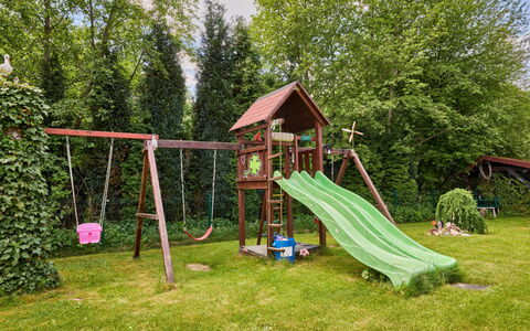 Desná V Jizerských Horách 407: Tobogán, Equipo De Juego Exterior, Tolva, Patio De Recreo, Jardín, Recreación, Ocio, Parque, Césped