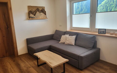 Bergblick: Mueble, Madera, Rectángulo, Sofá, Diseño De Interiores, Suelo, Piso, Marco, Mesa, Sala