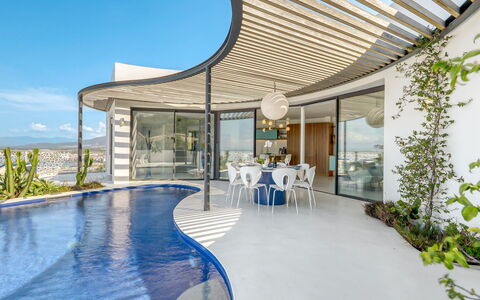 Donut: Agua, Cielo, Edificio, Propiedad, Vajilla, Ventana, Balneario, Azur, Mesa, Arquitectura