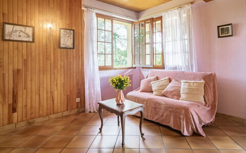 Maisouet: Nube, Mesa, Cielo, Mueble, Propiedad, Silla, Edificio, Agua, Mueble Para Exteriores, Diseño De Interiores